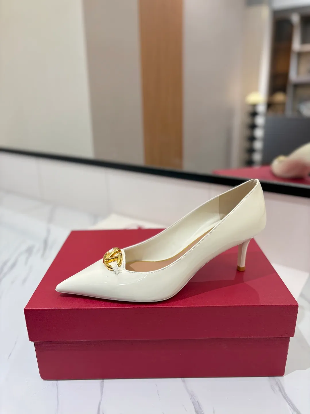 💕💕Factory direct selling price p520💕💕 VALENTINO’s hottest new high-heeled shoes, latest logo buckle, perfect combination with sexy pointed toe❤️‍🔥❤️‍🔥❤️‍🔥❤️‍🔥It is simply the pinnacle of summer fashion💖💖💖💖original replica Upper: patent leather, subleather Outsole: Italian leather outsole Heel height: 6.5cm Size: 35-39 (40 41 42 customized, non-refundable and non-exchangeable)
